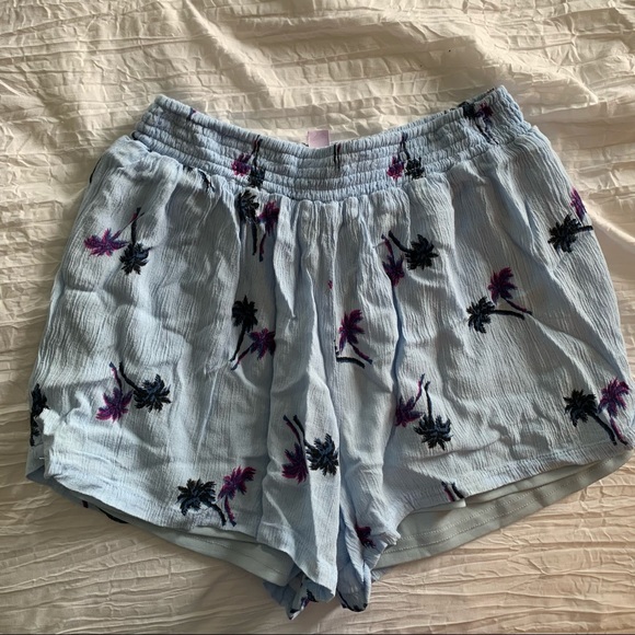 Flowy palm tree shorts - Picture 1 of 8